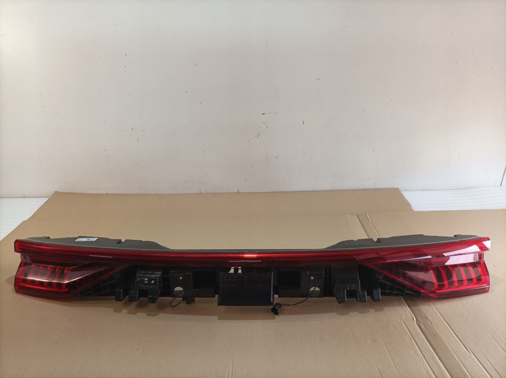 фото №1, Audi q8 лампа крышки задняя 4m8945095p