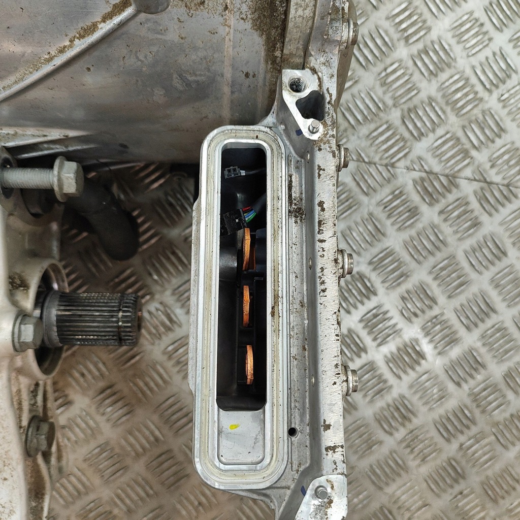 фото №10, Porsche taycan 9j1 2022 двигун