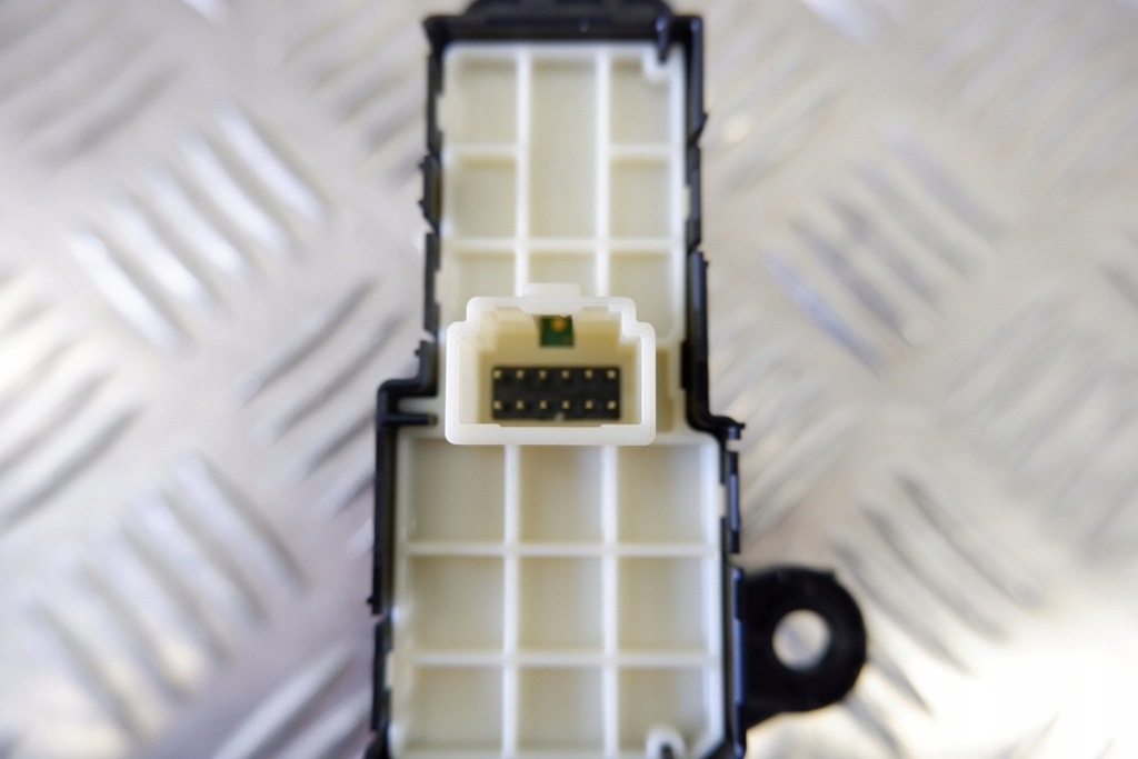 фото №9, Кнопка тормоза ручного toyota yaris _p21_ 84390k0010 1.5l hybrid 85kw