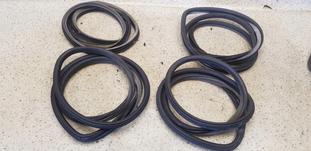 фото №1, Ущільнювачі двері 4 штуки комплект lancia thesis