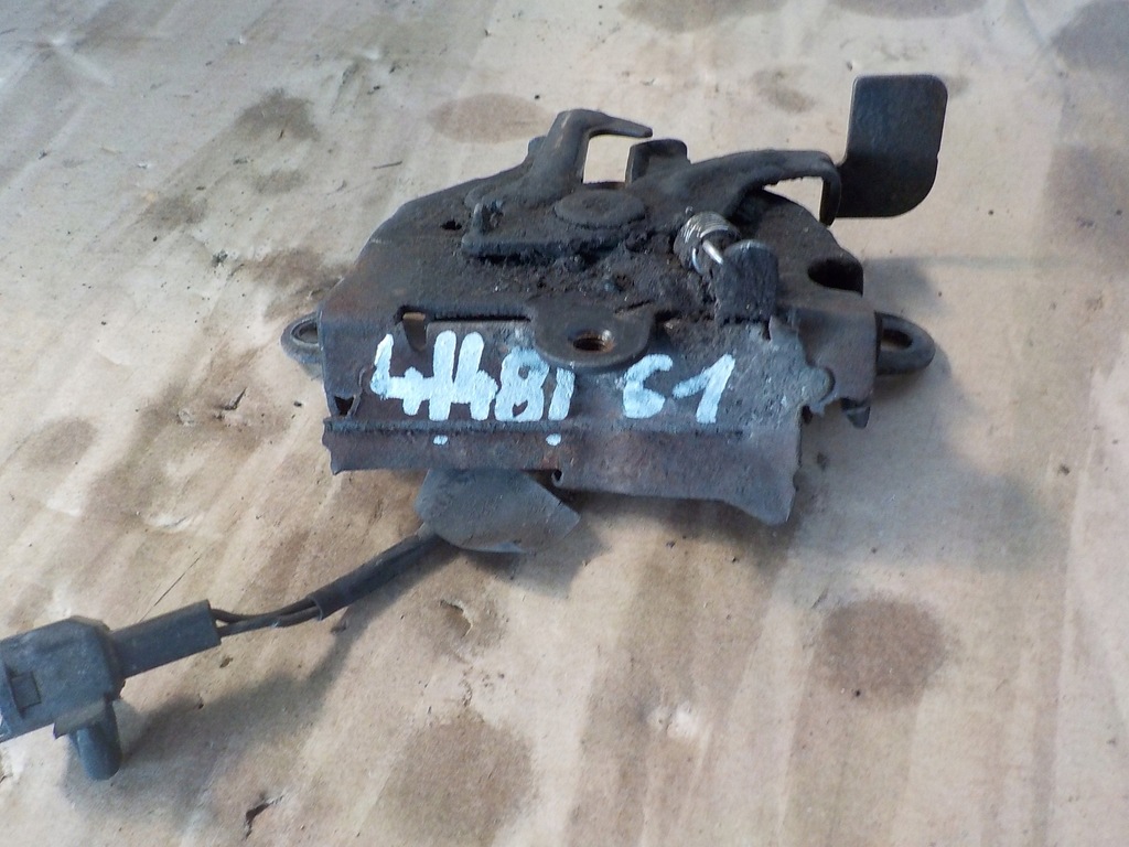 фото №1, Toyota avensis 2.2 d-cat замок капот