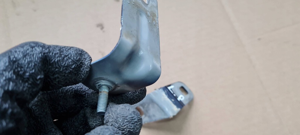 Maserati quattroporte vi крепеж кронштейн крюк крыла левое  перед Недорого