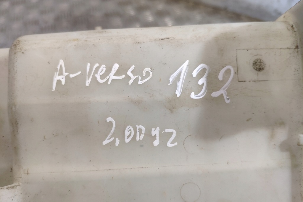 фото №8, Бачок омывателя toyota avensis verso _m2_ 060851073 2.0l дизель