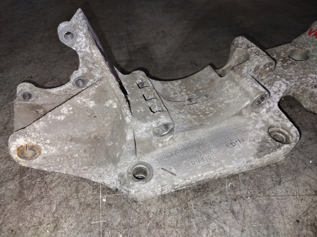 Кронштейн генератора 06a908143p skoda octavia 1 1.6 в Украине