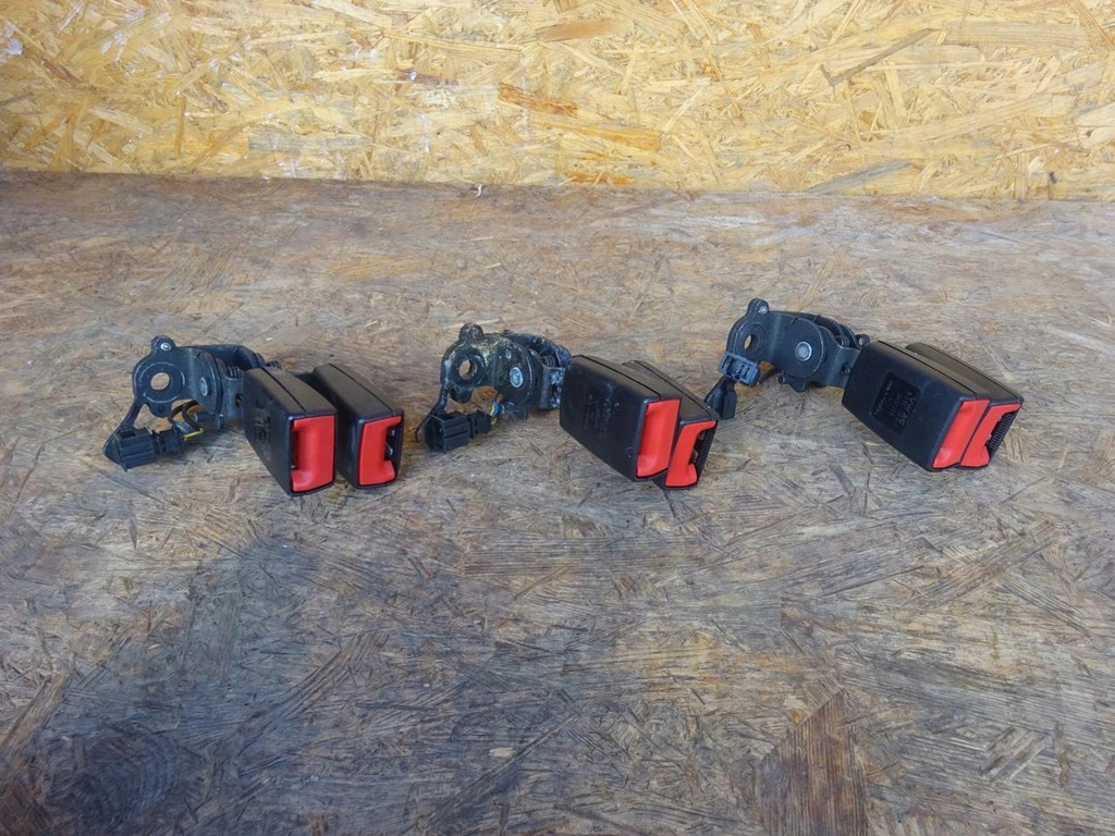 фото №8, Audi s3 a3 8v кліпса ременів задня задніх задня 8v0857739