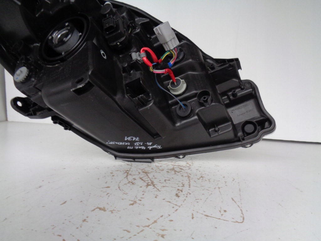 фото №8, Лампа левая фара toyota yaris iii 14- lift