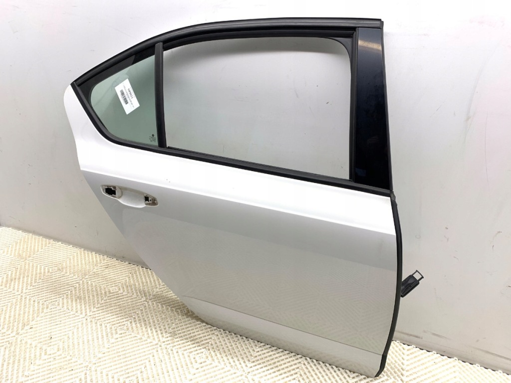 Дверь правый задний  skoda octavia iii хэтчбек 9p9p f9e Доставка