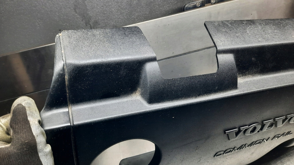 фото №8, Крышка двигателя 08653495 volvo s60 v70 ii 2.4 d5