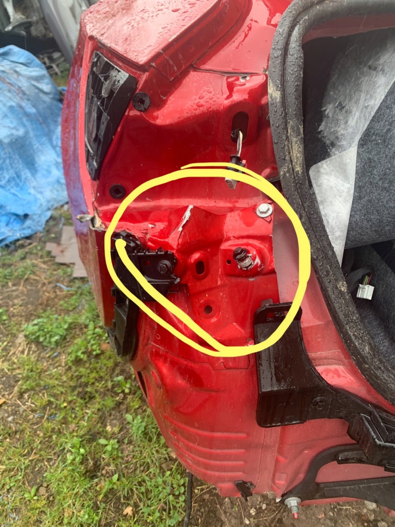 Купить Tesla 3 кронштейн лампы задний 1102256-s0-a 1095608