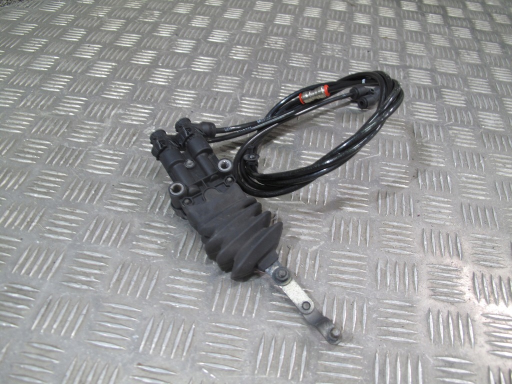 фото №4, Клапан вирівнювальний подушки безпеки кабіни перед scania r s