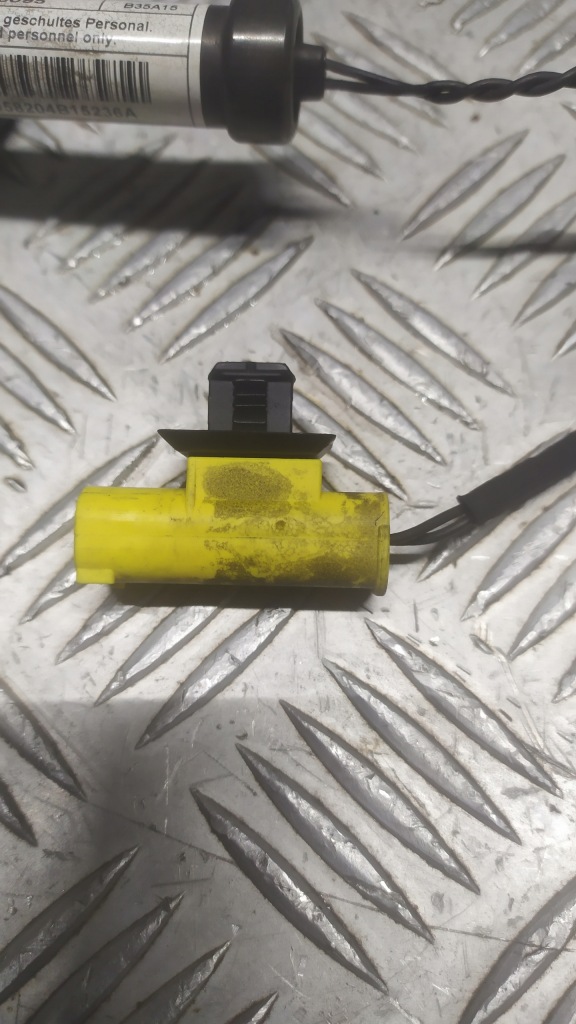 Bmw x1 f48 піропатрон капот піротехнічний правий перед передній 7300582 Зі Шроту