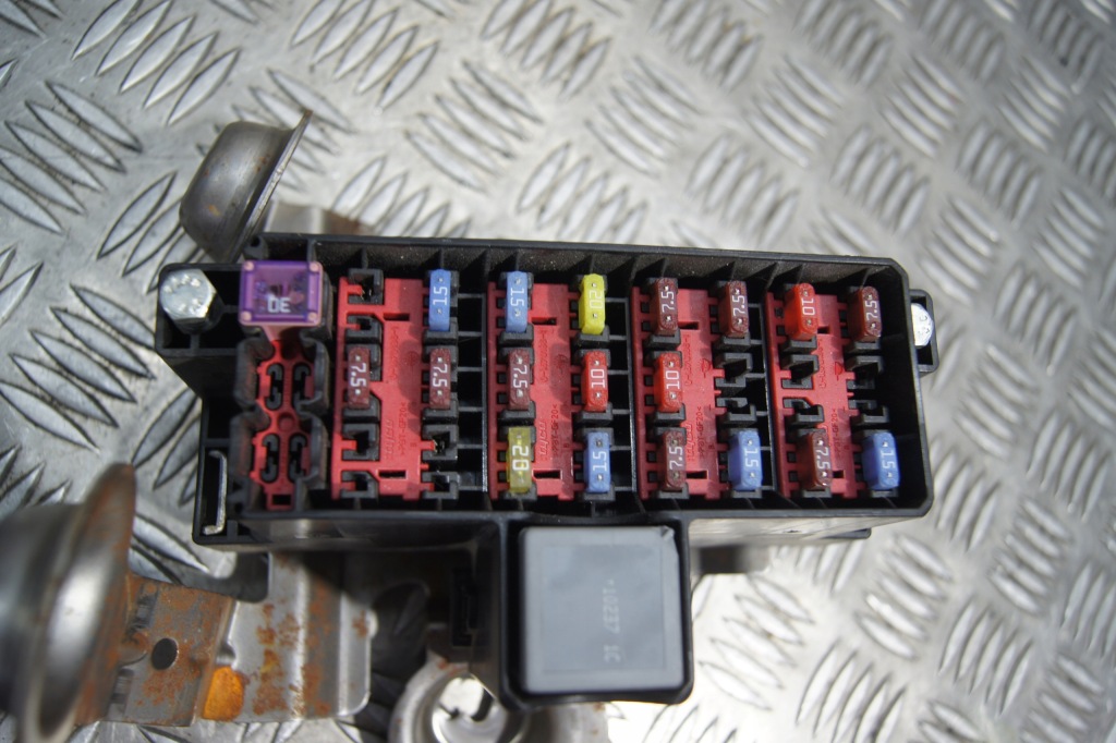 Коробка запобіжників fiesta mk7 8v5t-14a005-abg Зі Шроту