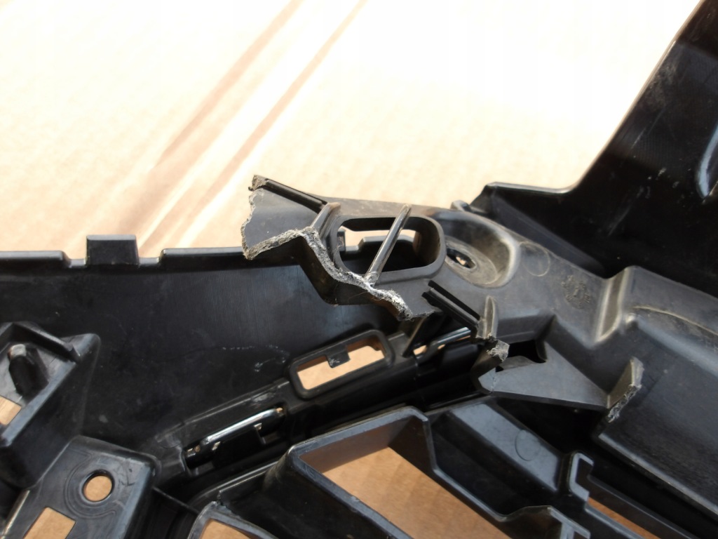 Решітка радіатора решітка радіатора права audi a3 8v рестайлінг  8v5853651t 8v3853919 в Україні