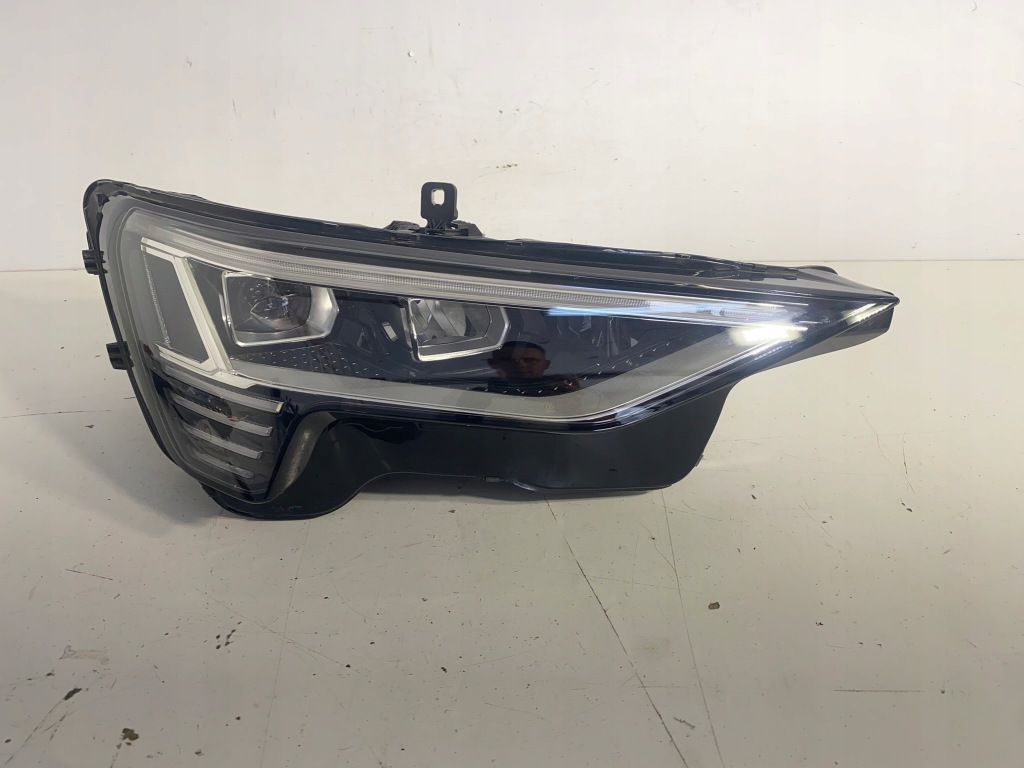 Купити Лампа права передня правий перед full led audi e tron 4ke eu