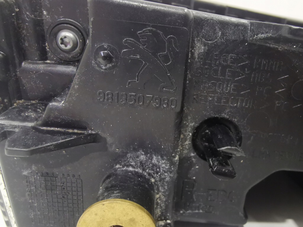 Peugeot 508 2 фара правая  задний w крышке  led Недорого