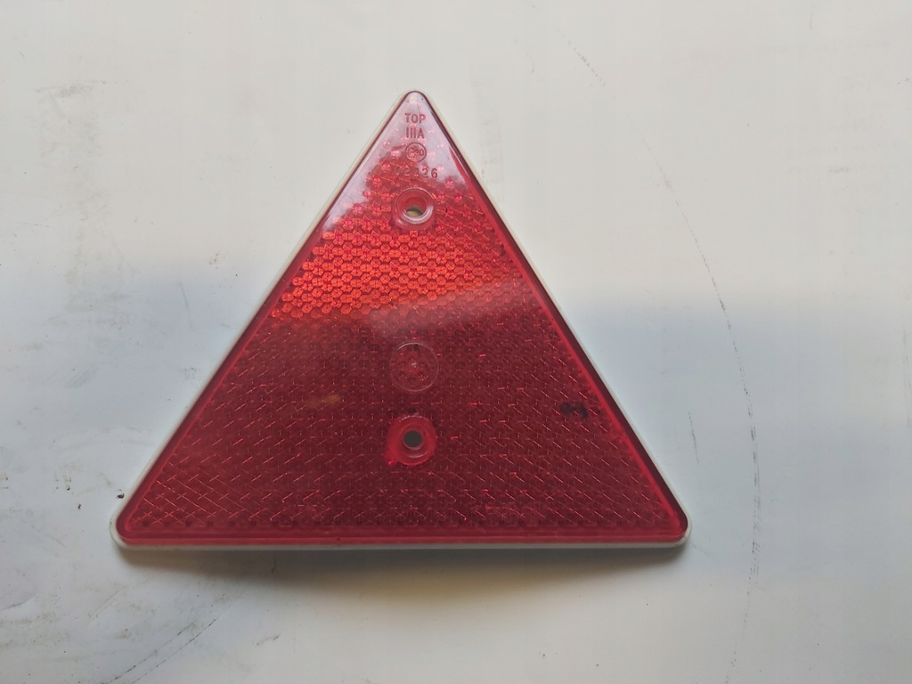 фото №1, Отражатель треугольник красный с отверстиями lublin