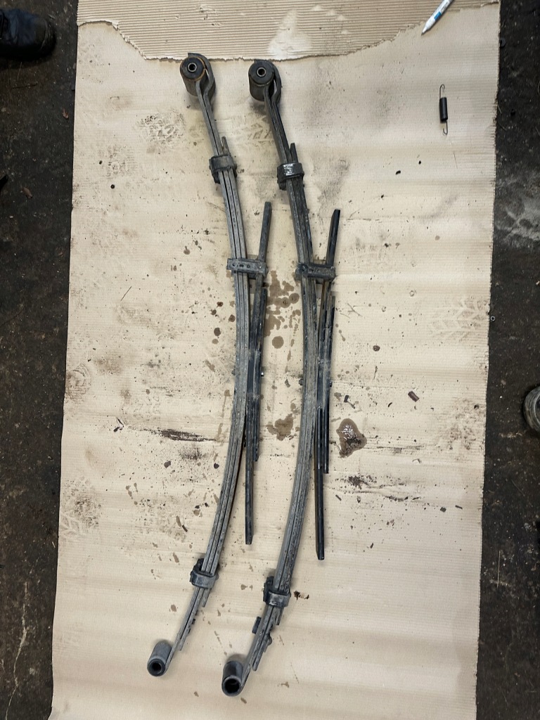 Toyota hilux viii 16-25 ресора задній задній лівий правий щітка щітки ресори в Україні