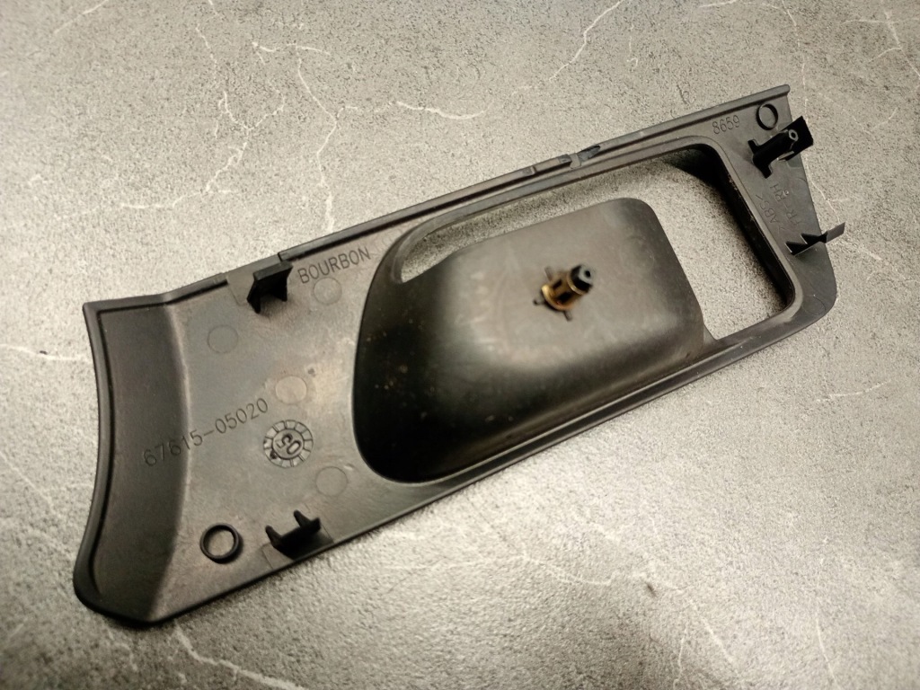 67615-05020 защита ручка правый перед toyota t25 Киев