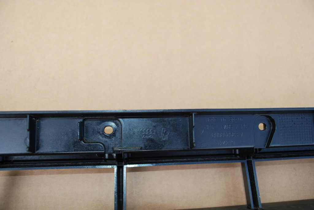 Решётка средняя бампера перед низ  audi q3 8u0 8u0807683a 12-14 r. Оригинал