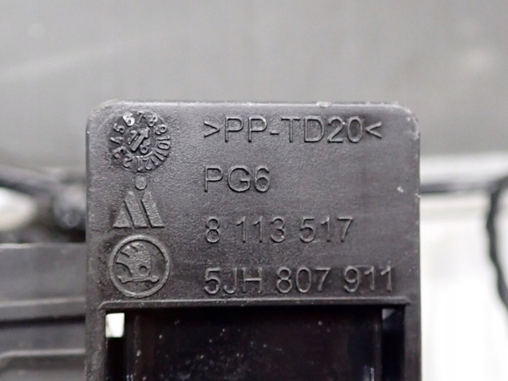 фото №10, Бампер задняя задний kompletny 3xpdc жгут skoda rapid 5jj807521 kod l59r