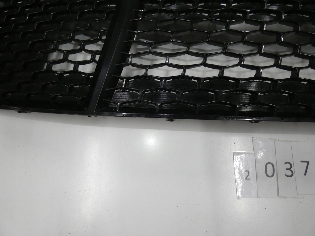 фото №7, Решётка бампера средняя toyota camry 2.037