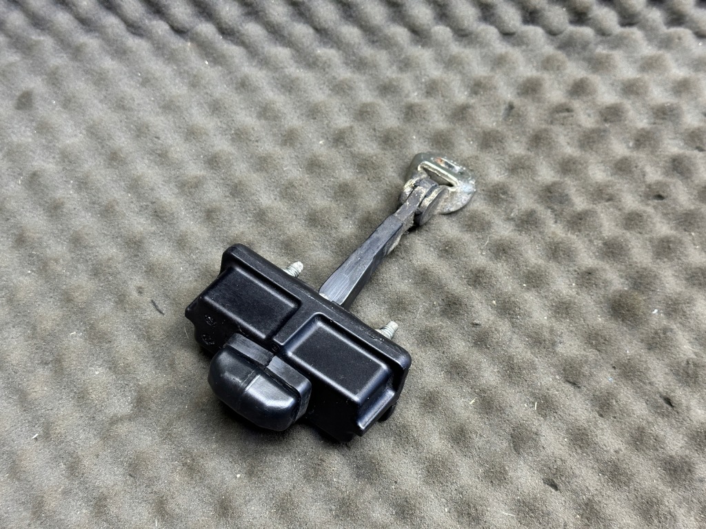 Купить 51961550 ограничитель дверь перед fiat grande punto