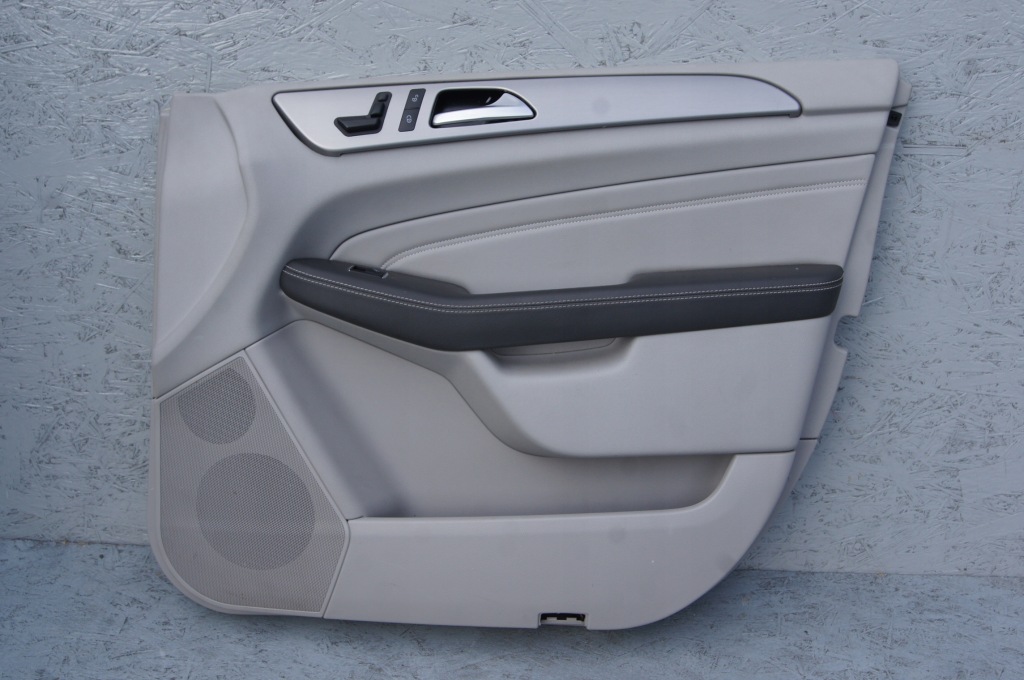 Купить Mercedes w166 ml350 обшивка дверь правая  перед