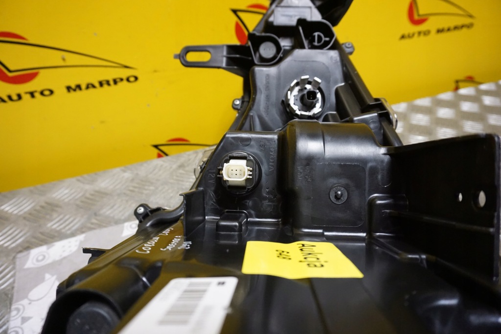 Toyota corolla cross 2022 - фара фара full led правий срібляста америка Оригінал