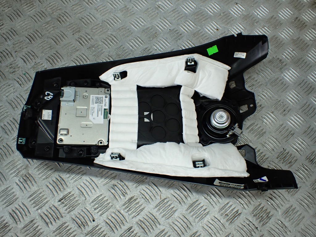 фото №9, Туннель средний панель зарядное устройство индукционной chevrolet corvette c8 2020-