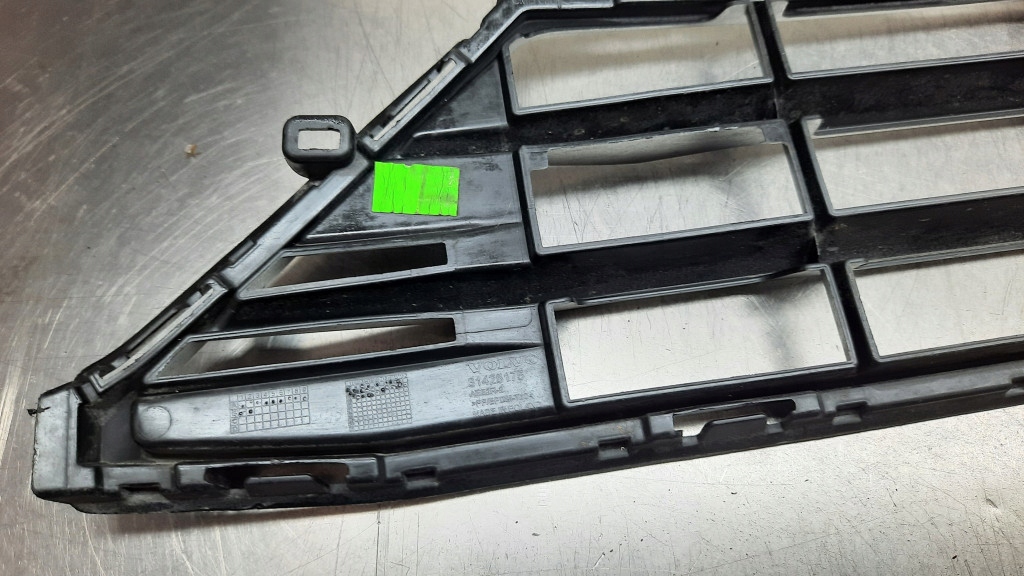 фото №11, Решітка бампера перед 31425175 volvo xc60 ii