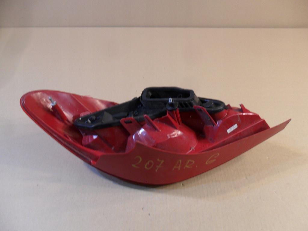 фото №12, Peugeot 108 лампа правая задняя 18r 81550-0h132