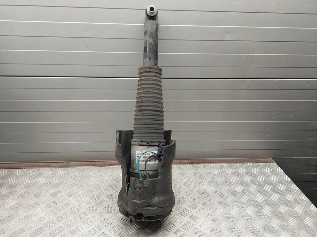 фото №7, Audi a8 s8 d4 4h 2015 задняя сторона правая амортизатор