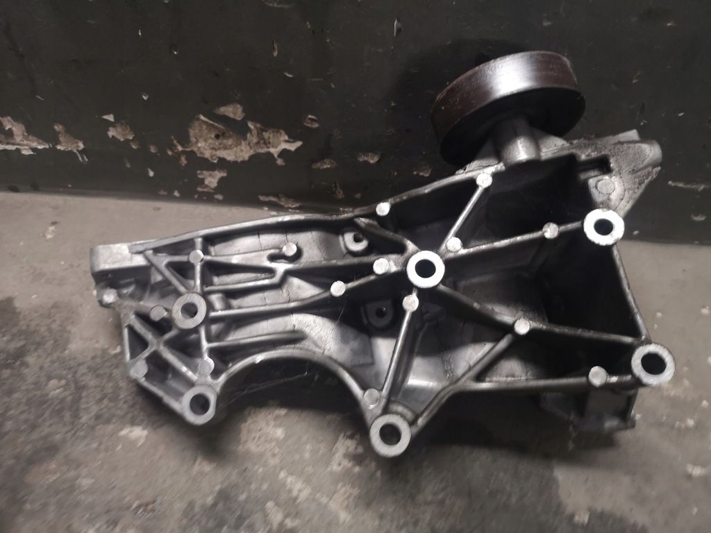 Кронштейн генератора a4 b7 2.0 tfsi bwe 06d903143d Киев