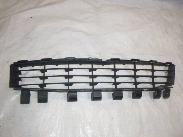 Купити Renault оригінальний номер 8200412379 решітка середня бампера передній
