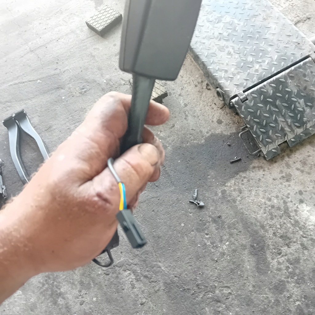 фото №12, Кліпса поперечина перед лівий octavia ii 1z1858471c