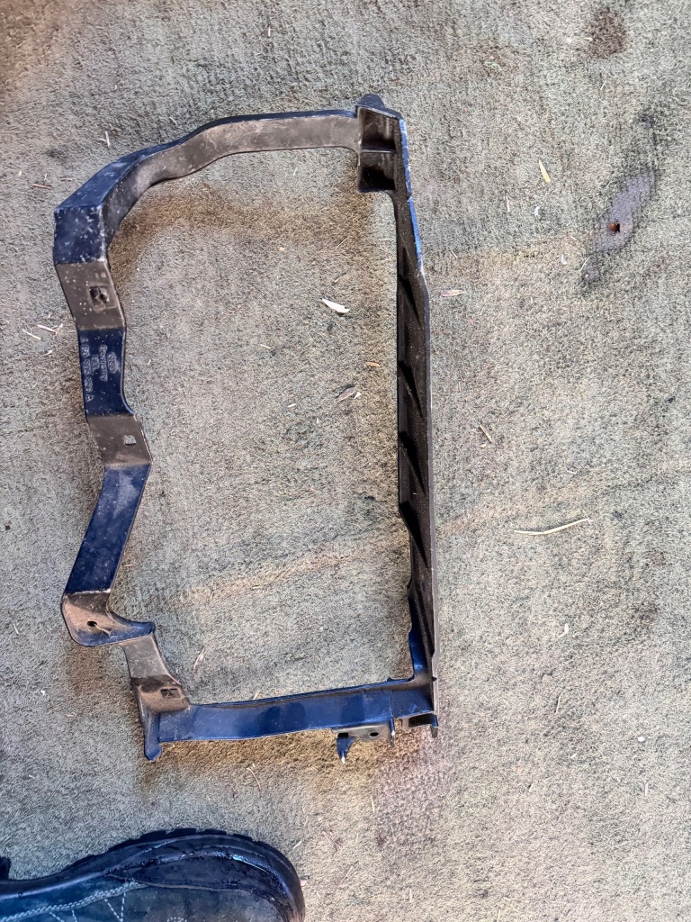 фото №1, Pas передний панель фары правый audi a8 d2 4d0805856a