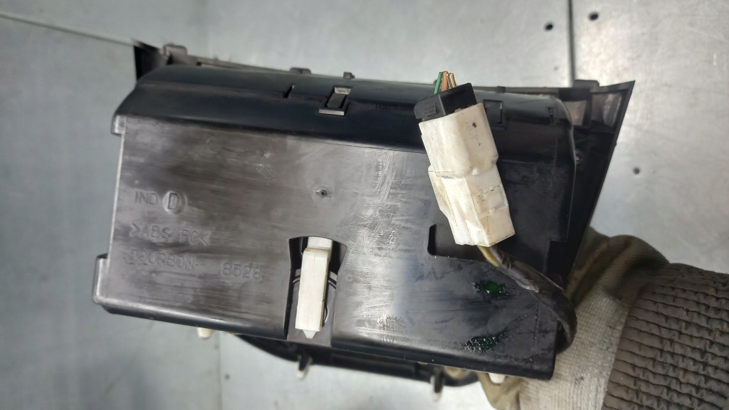 фото №6, Попільничка toyota avensis t25 05r 2.0d