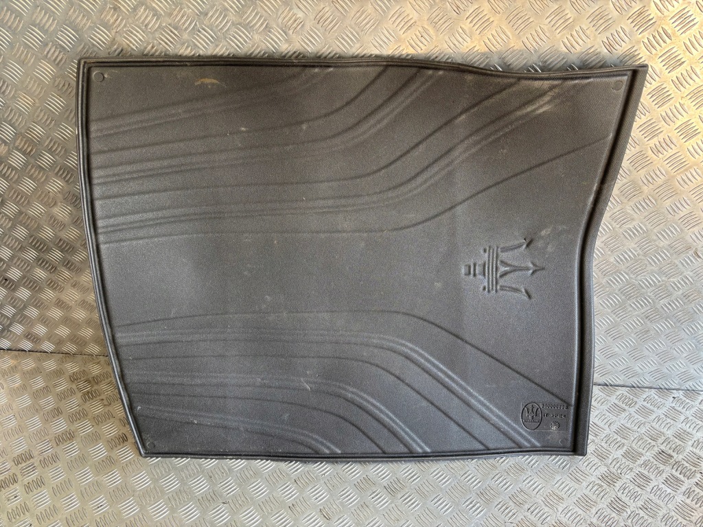 фото №1, Maserati levante мат обшивка багажника задняя задняя 940000895