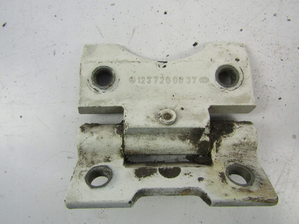 фото №1, Mercedes 123 w123 петля дверь левый перед 4d 1237200037