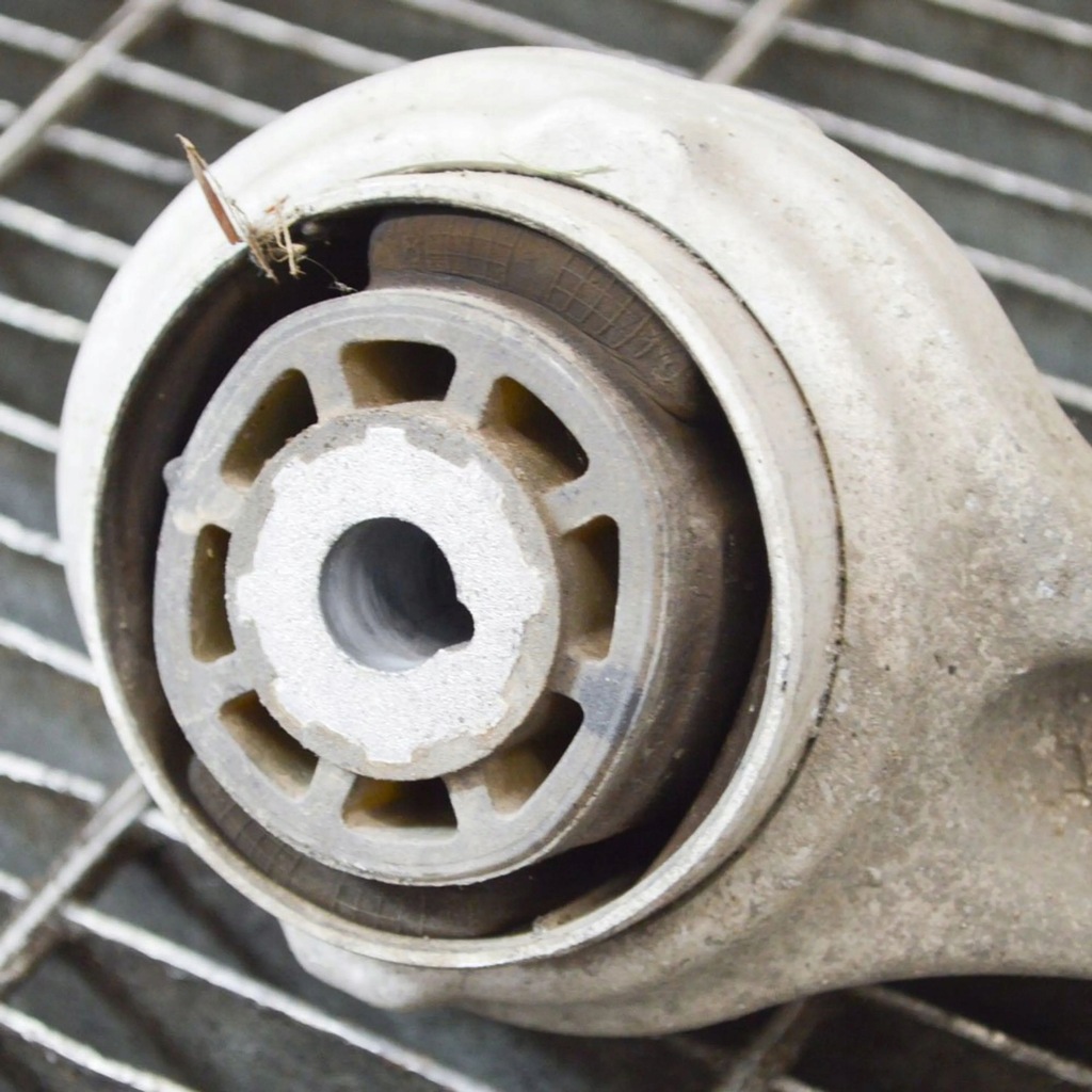 фото №6, Mercedes-benz c w205 2014 левая сторона нижний рычаг передний