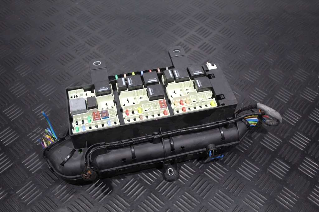 фото №1, Коробка предохранителей корпус jaguar f-pace x761