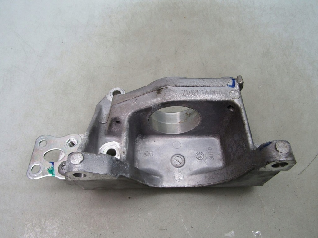 фото №1, Leaf ii ze1 21r кронштейн опора полуось 210201a061