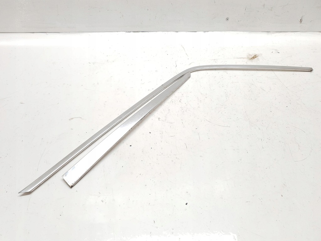 фото №1, Молдинг стекло правая перед mercedes-benz w123