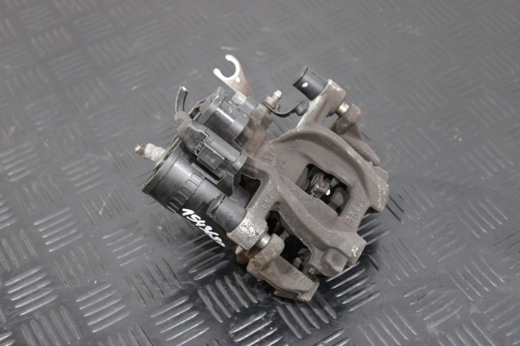 фото №1, Суппорт тормозной правый задняя задний bmw 1 f40 1,5i 1543680