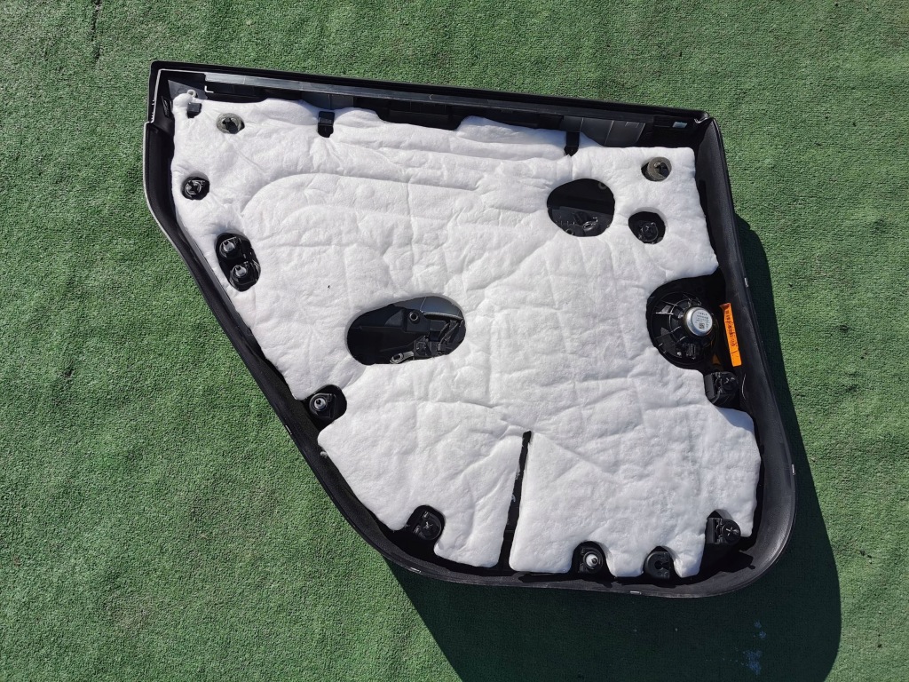 Tesla model 3 рестайлінг  оббивка двері права задній задня обшивка 1588129-02-b Недорого