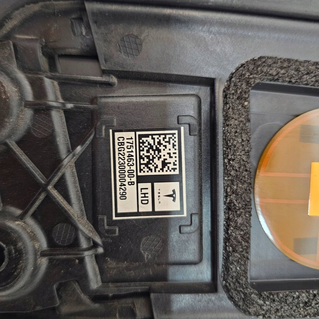 фото №11, Молдинг защита стойка камера правая tesla x plaid 2022r 1751463-00-b