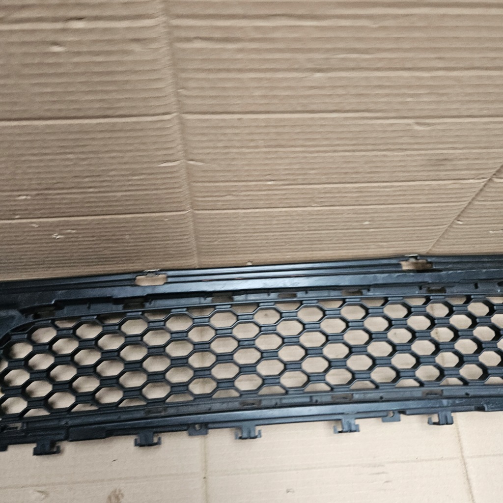 фото №10, Решётка решётка радиатора средняя бампера перед jaguar xe x760 r sport gx7m-17h750-aa