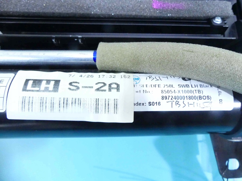 Шторка задня ліва lexus ls iv ls600h 06-12 Доставка