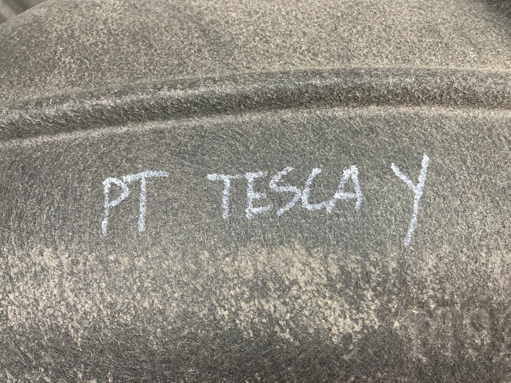 Підкрилок праве задні tesla y Зі Шроту