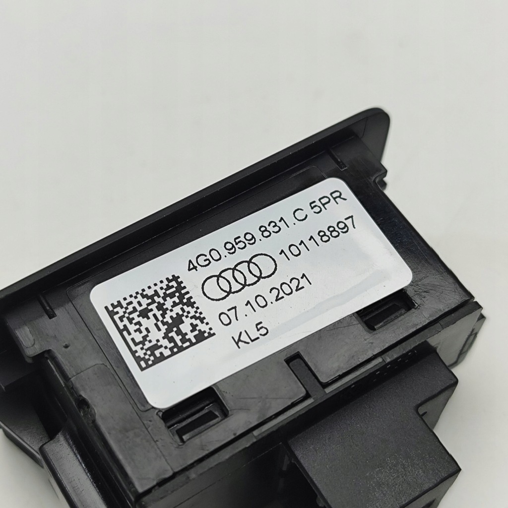 фото №6, Audi q4 sportback e-tron 2023 кнопка відкривання кришки багажника